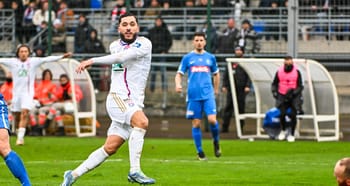 Rayan Cherki en pleine action sur le terrain de football.