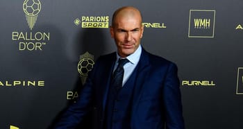 Zinedine Zidane en costume lors d'un événement sportif à Paris.