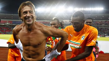 Samuel Eto'o avec Hervé Renard lors d'un match de football.