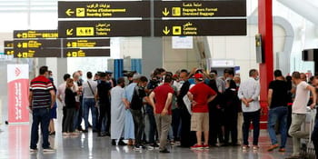 Foule de voyageurs en attente à l'aéroport en Algérie.