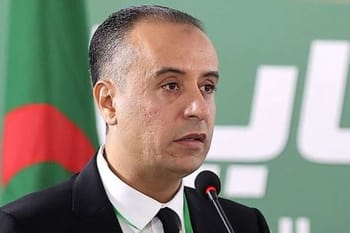 Homme politique algérien lors d'une conférence de presse.