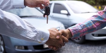 Main donnant les clés d'une voiture à une autre personne.