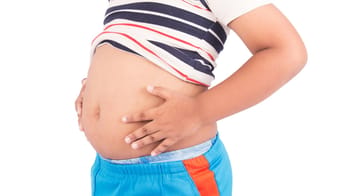 Enfant avec ventre rond, symbole d'obésité infantile.