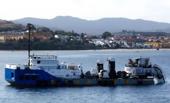 Bateau de pêche espagnol chavire en mer près des côtes.