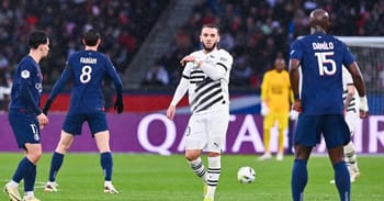 Amine Gouiri lors d'un match contre le PSG, en pleine action sur le terrain.
