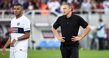 Luis Enrique et Kylian Mbappe lors d'un match de football.