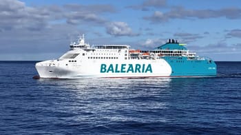 Ferry Baleària naviguant en mer, prêt pour les traversées Espagne - Algérie 2024.