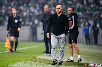 Djamel Belmadi, entraîneur de football, sur le terrain lors d'un match important.