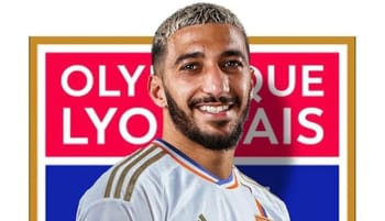Benrahma, joueur de football, souriant, portant le maillot de l'Olympique Lyon.