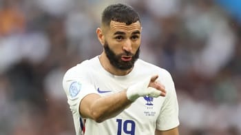 Karim Benzema en action sur le terrain avec le maillot de l'équipe de France.