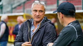 Bernard Casoni en conversation avec un entraîneur de football.