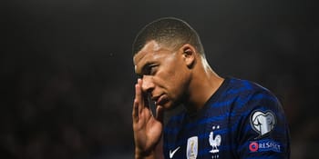 Kylian Mbappé avec une expression préoccupée, portant le maillot de l'équipe de France.