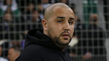 Walid Sadi, entraîneur de football, sur le terrain lors d'un match.