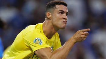 Cristiano Ronaldo lors d'un match, expression intense.