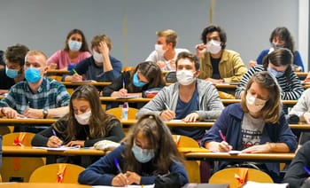Étudiants en classe portant des masques pour la sécurité sanitaire.