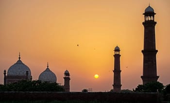 Mosquée avec minarets au coucher du soleil en Inde.