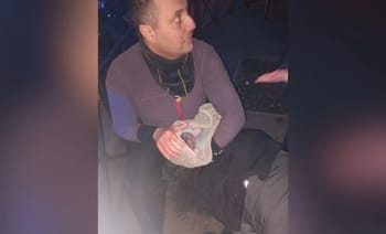 Homme aidant une femme à accoucher en pleine rue de Paris.