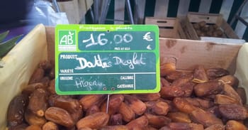 Dattes Deglet Nour fraîches en vente dans un marché algérien.