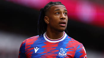 Michael Olise en action lors d'un match de football avec Crystal Palace.