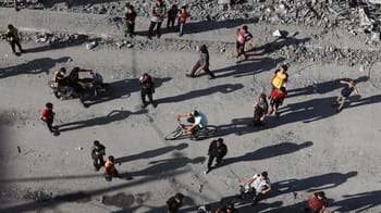 Civils déplacés et en détresse dans un paysage de guerre au Moyen-Orient.