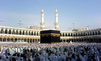 Pèlerins musulmans autour de la Kaaba à La Mecque, lieu sacré de l'islam.