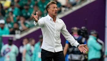 Hervé Renard, entraîneur de football, gesticulant sur le terrain.