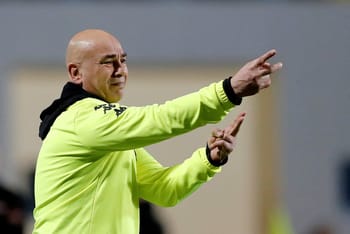 Hossam Hassan, entraîneur de football égyptien, en action sur le terrain.