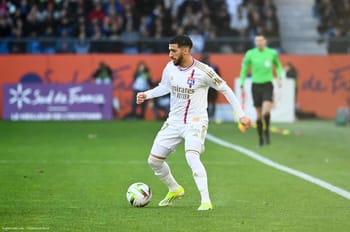 Saïd Benrahma dribble le ballon lors d'un match contre Strasbourg.