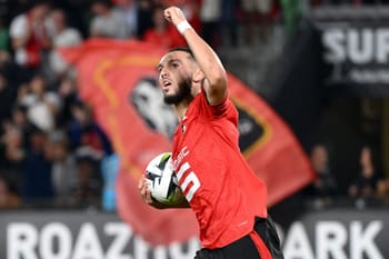 Amine Gouiri en action lors d'un match de football avec un ballon.