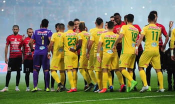 Équipes de football JSK et CRB lors d'un match de coupe d'Algérie.