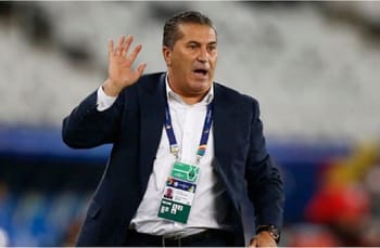 José Peseiro, entraîneur de football, en train de donner des instructions.