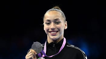 Jeune gymnaste souriante avec médaille d'or aux mondiaux.