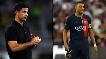 Kylian Mbappé en maillot de Paris Saint-Germain, sourire confiant.