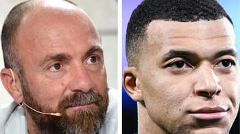 Christophe Dugarry et Kylian Mbappe en discussion lors d'un match.