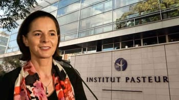 Yasmine Belkaid devant l'Institut Pasteur, souriante et confiante.