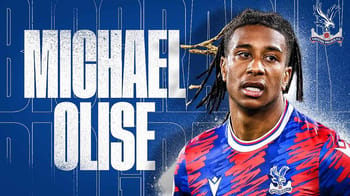 Michael Olise en maillot de Crystal Palace, prêt pour un transfert potentiel.
