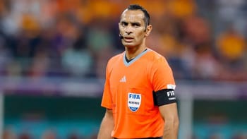 Arbitre FIFA Mustapha Ghorbal en action lors d'un match.