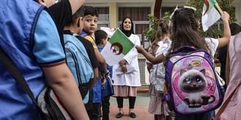 Enfants avec sacs à dos lors de la rentrée scolaire 2024-2025.