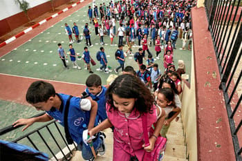Enfants entrant à l'école lors de la rentrée scolaire 2024-2025.