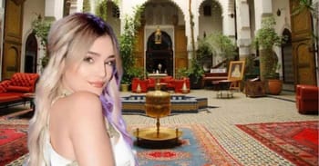 Numidia Lezoul dans un décor intérieur somptueux et élégant.