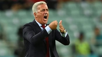 CAN 2025 : Vladimir Petkovic surprend avec ses décisions Djamel Belmadi, entraîneur, criant lors d'un match de football.