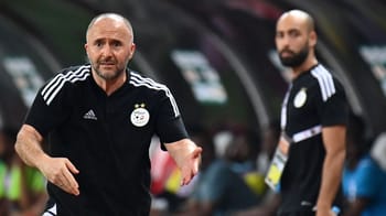 Djamel Belmadi, entraîneur de football algérien, sur le terrain.