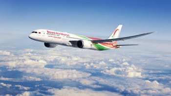 Avion Royal Air Maroc survolant les nuages dans le ciel bleu.