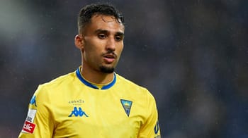 Rafik Guitane en maillot jaune lors d'un match de football.