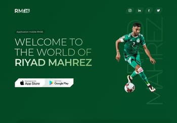 Riyad Mahrez en action avec le logo RM26 et liens sociaux.