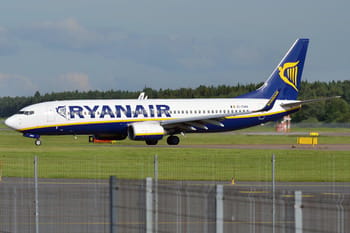 Avion Ryanair sur la piste d'atterrissage en Europe ou au Maroc.