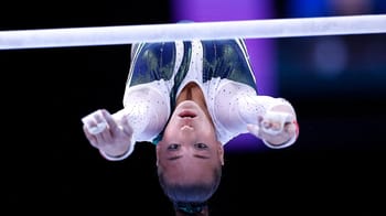 Jeune gymnaste en pleine performance lors d'une compétition.