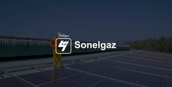 Technicien sur une installation solaire de Sonelgaz en Algérie.