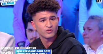 Jeune homme témoignant lors d'une émission télévisée sur l'immigration.