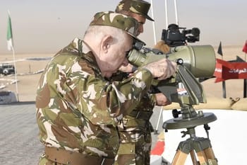 Soldats algériens utilisant un télémètre lors d'un exercice militaire.